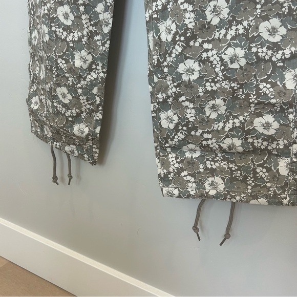 Women’s Levi’s 94 Baggy Cargo Pants, Green Floral, 26X30 - Picture 6 of 10